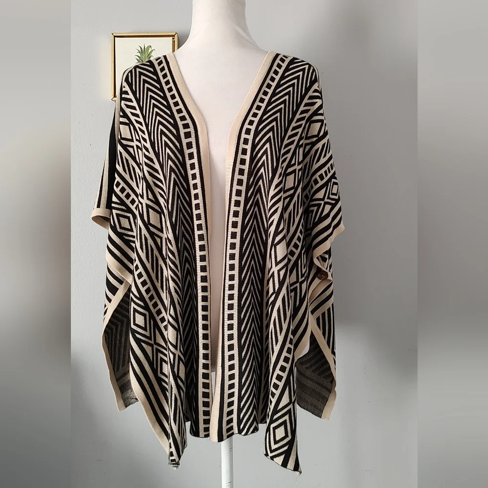 Cape Women Love Tree  Style Casual Geometric Black And Beige  Size Small -Medium